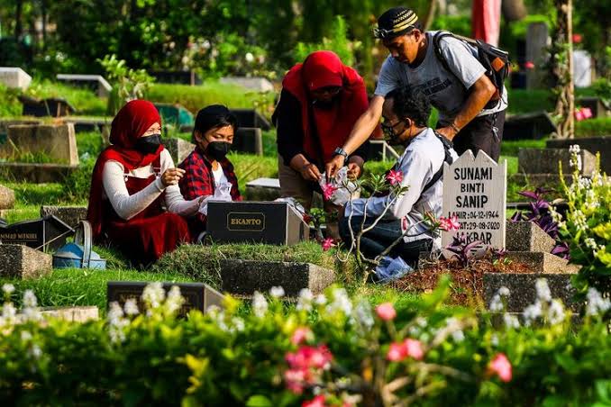 Empat Hari Jelang Ramadan, Warga Bogor Berziarah ke Taman Pemakaman Umum