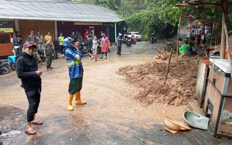 2 Pedagang Tertimbun Longsor di Area Wisata Curug Cilember Cisarua