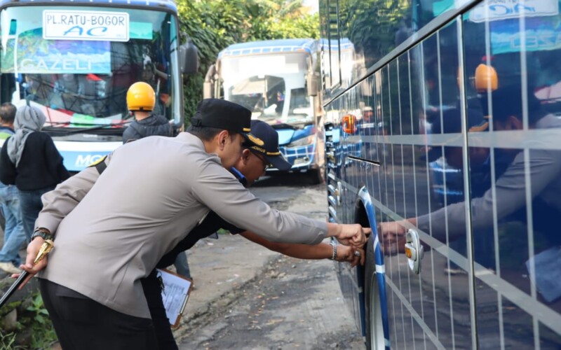 Rawan Kecelakaan, Petugas Gabungan Periksa Angkutan Umum di Bogor