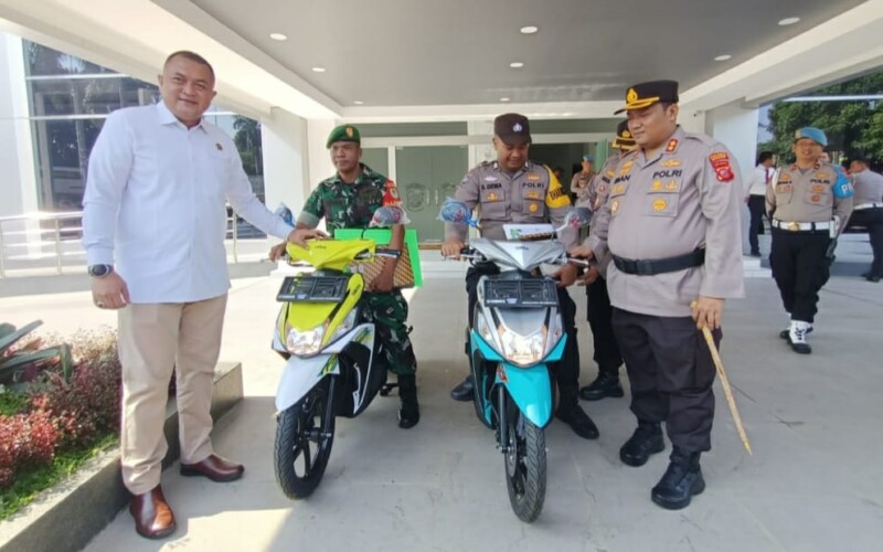 Gagalkan Predaran Ganja, Babinsa dan Bhabinkamtibmas Dapat Hadiah Motor dari Ketua DPRD