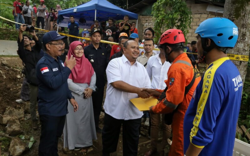 Turun ke Lokasi Bencana Empang Pimpinan dan Anggota DPRD Kota Bogor Harapkan Relokasi Bisa Segera Dilakukan
