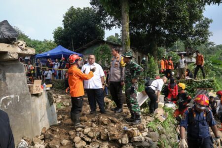 Turun ke Lokasi Bencana Empang Pimpinan dan Anggota DPRD Kota Bogor Harapkan Relokasi Bisa Segera Dilakukan