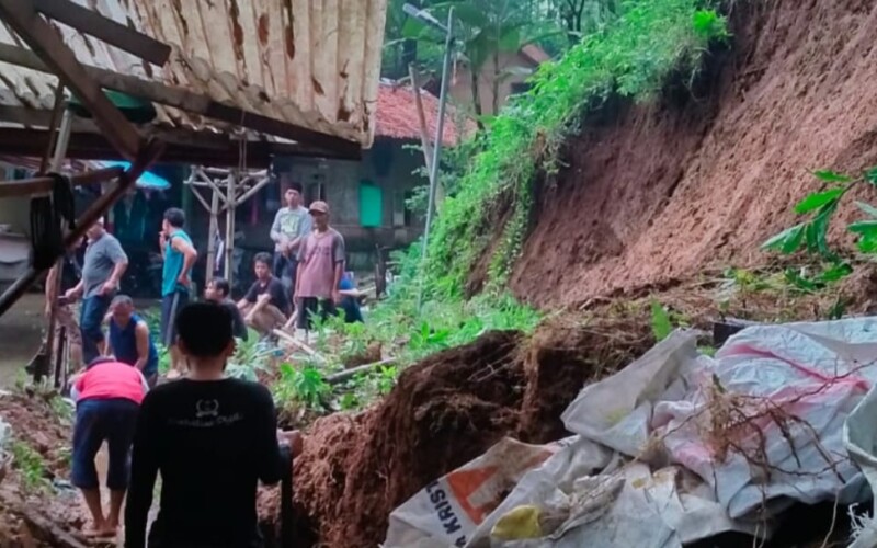Tebing Setinggi 15 Meter di Kelurahan Katulampa Longsor Nyaris Menimpa Rumah Warga