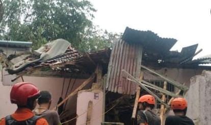 Akibat Diguyur Hujan Deras Disertai Angin Kencang, Satu Unit Rumah Ambruk