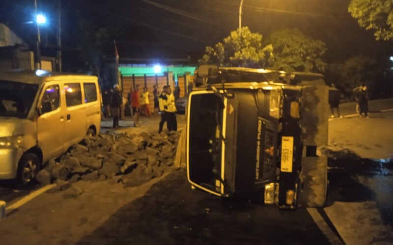 Damkar Bogor Semprot Tumpahan Solar di Jalan dari Truk Terguling