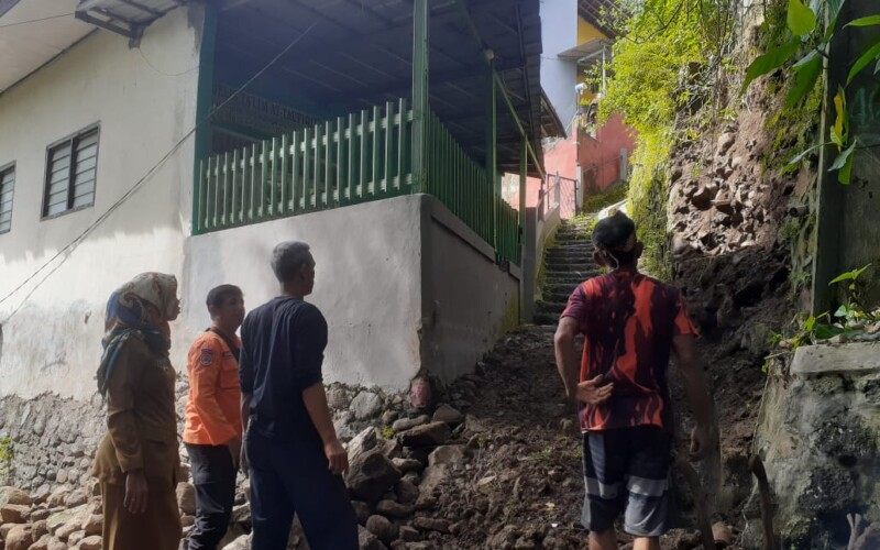 Tembok Setinggi 3 Meter di Bogor Ambruk, Sempat Tutup Akses Jalan Warga