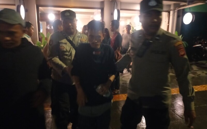 Depresi Cinta, Pria Ini Nekat Hendak Lompat di Jembatan Otista