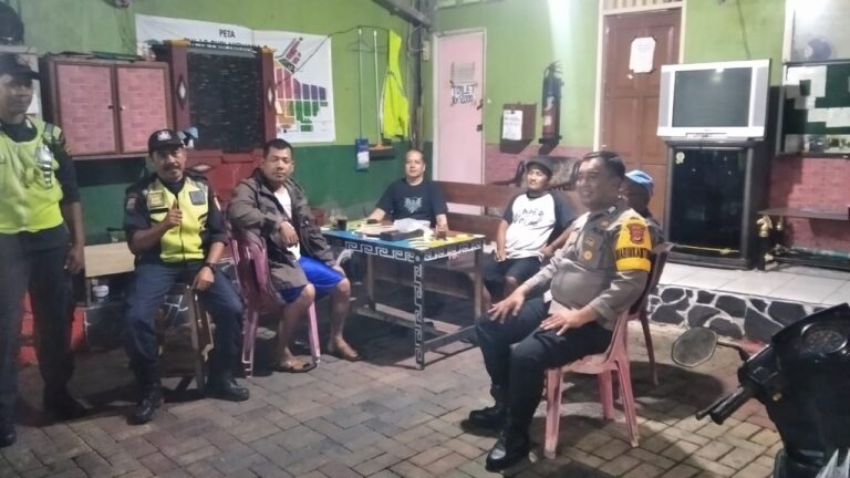 Cegah Gangguan Kamtibmas, Bhabinkamtibmas Kelurahan Harapan Cek Pos Kamling