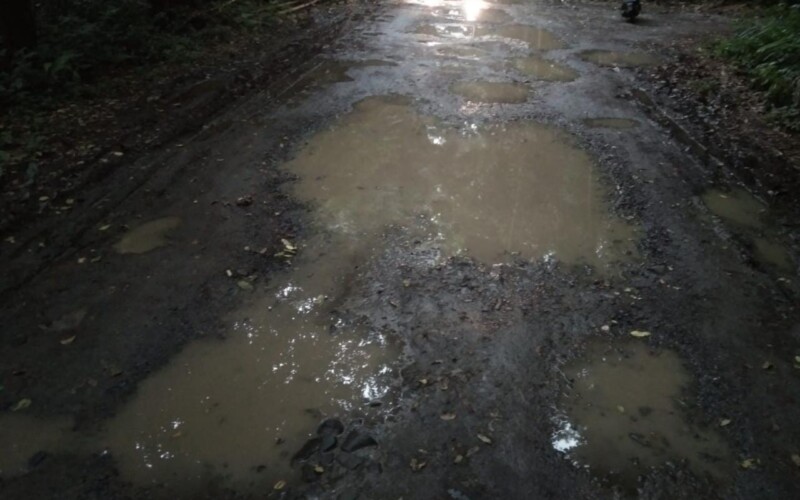 Tak Ada Perbaikan, Lima Tahun Jalan Cifor Seperti Kubangan
