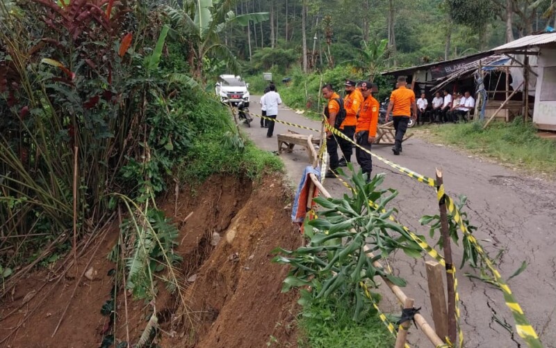 Pergeseran Tanah di Sukamakmur, Bangunan Vila Rusak dan Jalan Alternatif ke Cianjur Putus