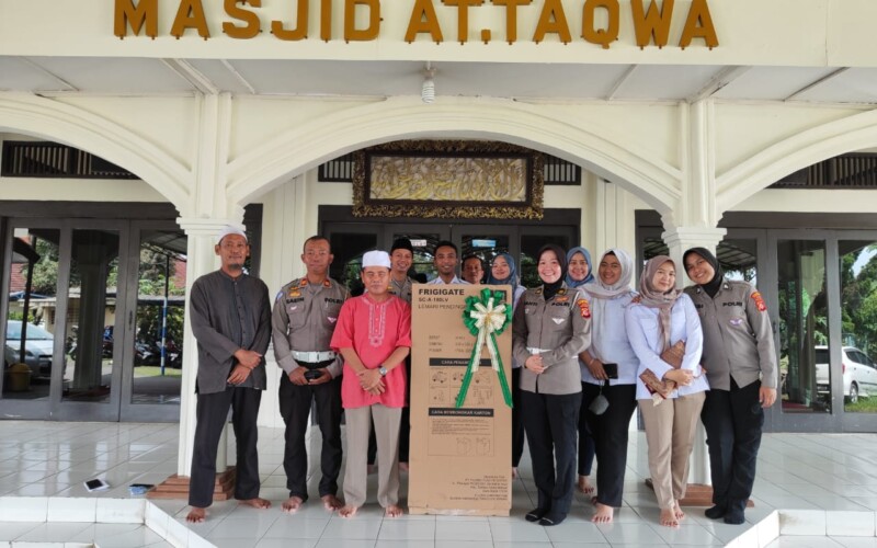 Satlantas Polresta Berikan Bantuan Kulkas Untuk Masjid At-Taqwa