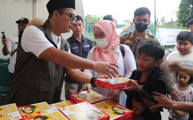 Plt Bupati Bogor Membagikan Takjil Gratis ke Pengguna Jalan Raya Tegar Beriman