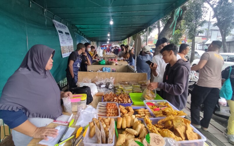 Warga Bogor Berburu Takjil Ramadan di Kawasan Bangbarung Bogor