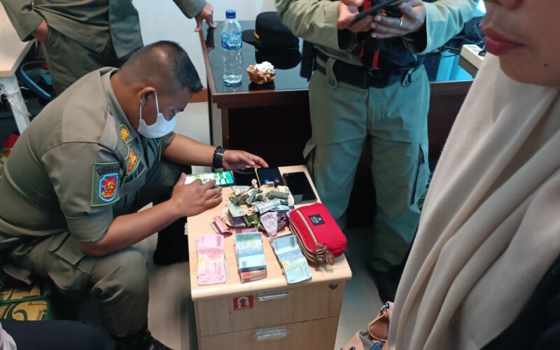 Kedapatan Mencopet, Perempuan Paruh Baya Diamankan Aparat Kecamatan Pamijahan