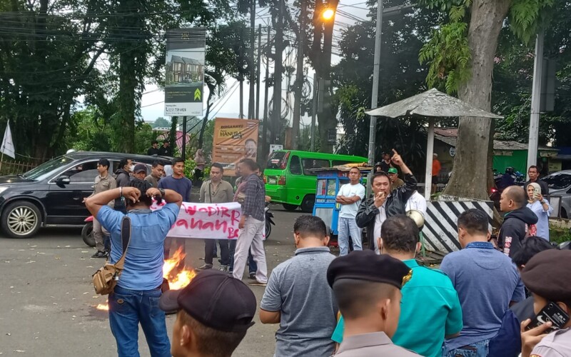 Sejumlah Orang Berorasi hingga bakar ban bekas di pintu masuk RSUD kota Bogor