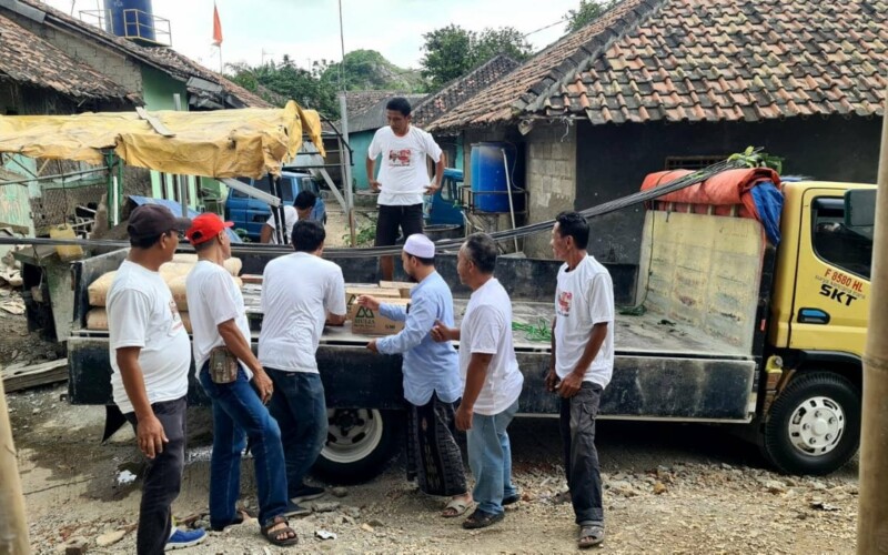 Momen Ramadan, PKST Ganjar Pranowo Renovasi Masjid di Gunung Putri