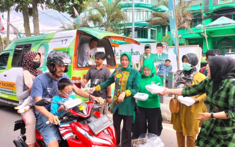 Elly Rachmat Yasin dan Pengurus Partai PPP Bagikan Takjil Gratis ke Pengguna Jalan