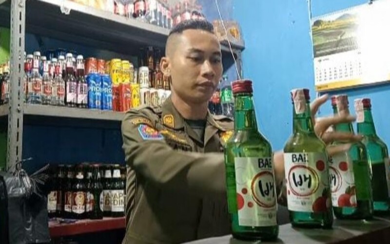 Satpol PP Segel THM dan Sita Ratusan Minuman Keras