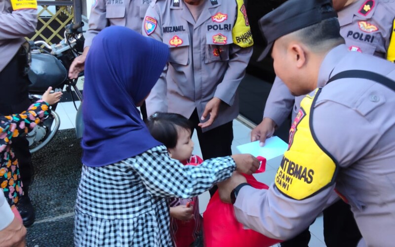 Bulan Ramadan, Polsek Ciawi Berikan Paket Sembako ke Pengendara Ojol