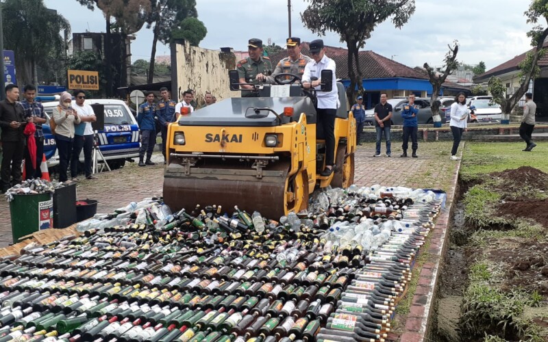 Operasi Penyakit Masyarakat, 5.743 Botol Miras Dilindas Alat Berat