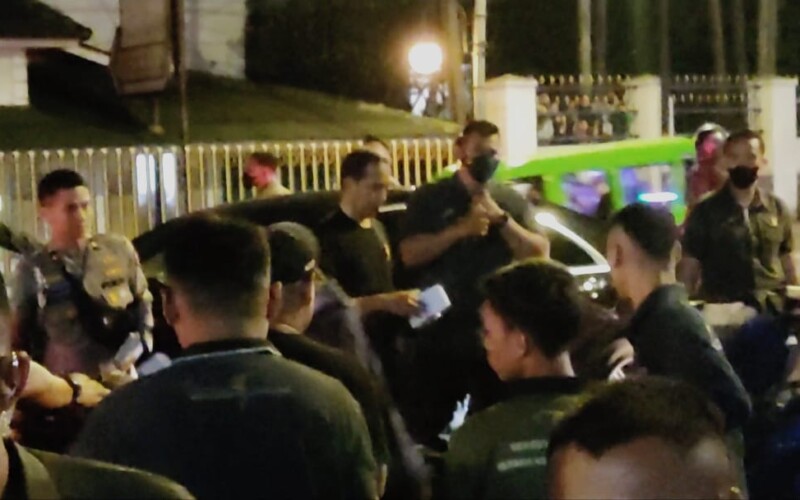 Presiden Joko Widodo Bagikan Uang dan Paket Sembako Kepada Tukang Becak