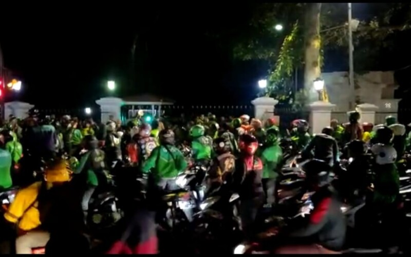 Pembagian Paket Sembako Presiden Jokowi di Bogor Berlangsung Ricuh