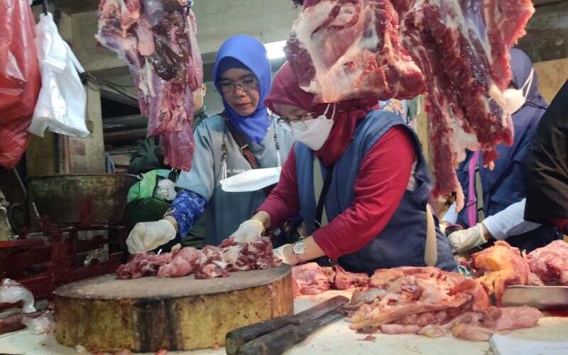 Antisipasi Daging Oplosan dan Campur Formalin, DKPP Periksa Daging di Pasar Merdeka