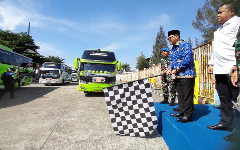 Polres Bogor Berangkatkan 10 Bus Mudik Gratis