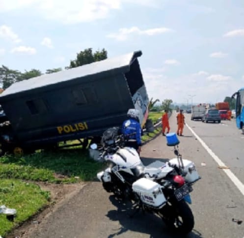 Truk Ayam Seruduk Truk Polisi di Tol Jagorawi
