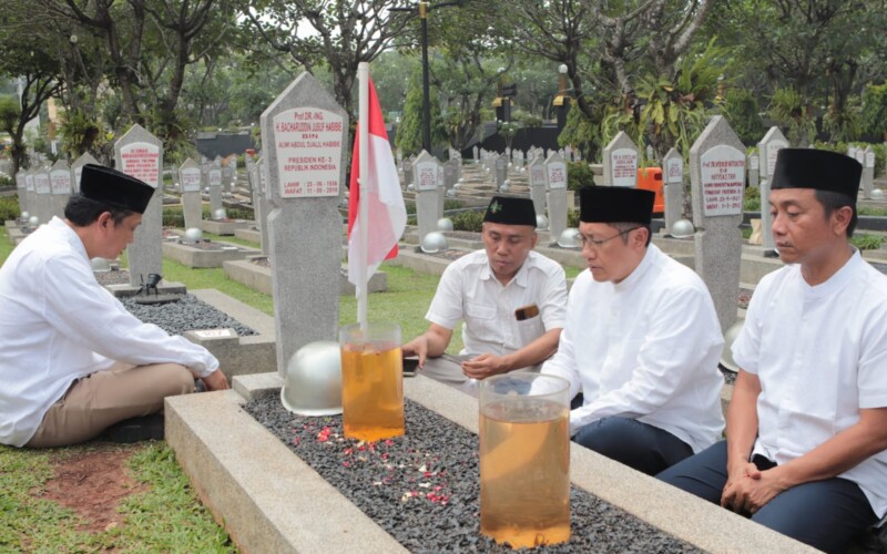 Anas Urbaningrum Ziarah ke Makam Tokoh Negara di TMP Kalibata, Mengenang Jasanya
