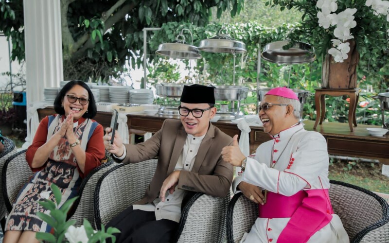 Hari Raya Idul Fitri, Uskup Paskalis Silaturahmi ke Kediaman Bima Arya