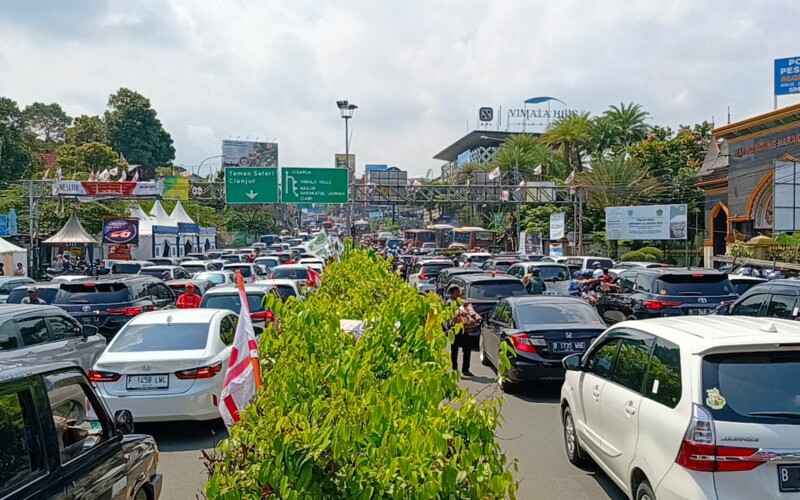 Jalur Puncak Macet, Kendaraan Roda Dua Membludak