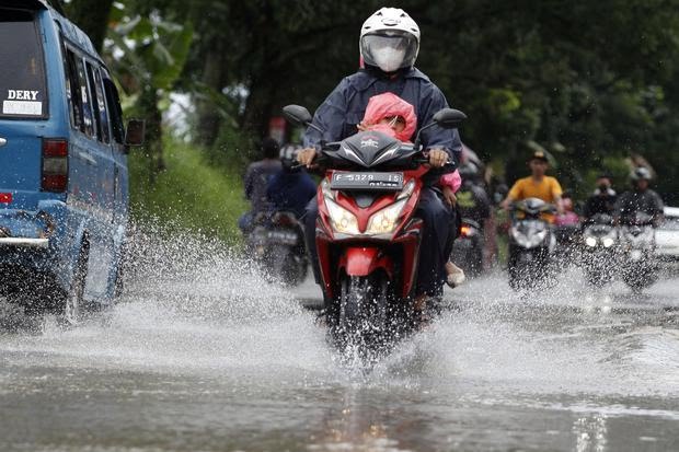 Akibat Hujan Deras Disertai Angin Kencang, Tembok Pembatas dan Rumah Warga Roboh