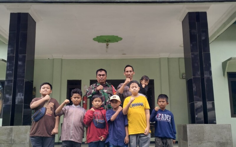 Isi Liburan Lebaran, Polsek Bersama Koramil Kemang Beri Pengenalan Laptop