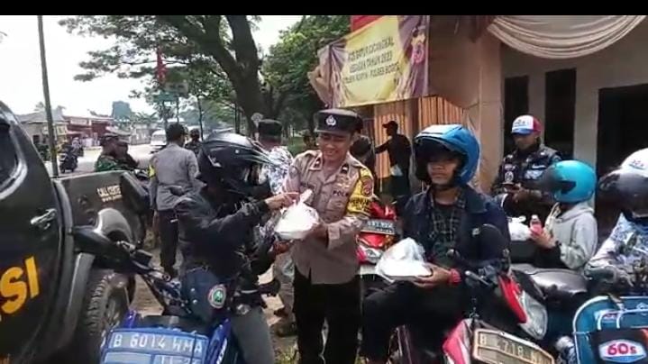 Kompak TNI Polri Bagikan Makanan Nasi Kotak Kepada Pengguna Jalan di Rumpin