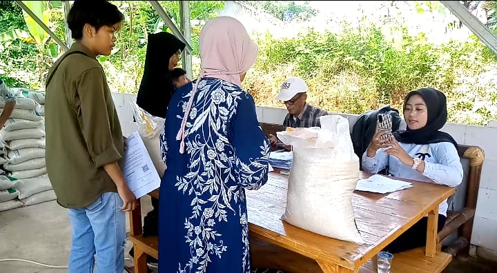Sebanyak 12.792 KPM Warga Ciampea dan Ciampea Udik Terima Bansos Beras