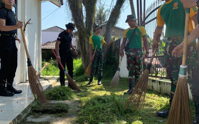 Eratkan Sinergitas, Yonkes 1 Kostrad bersama Polri Bersih-bersih Lingkungan