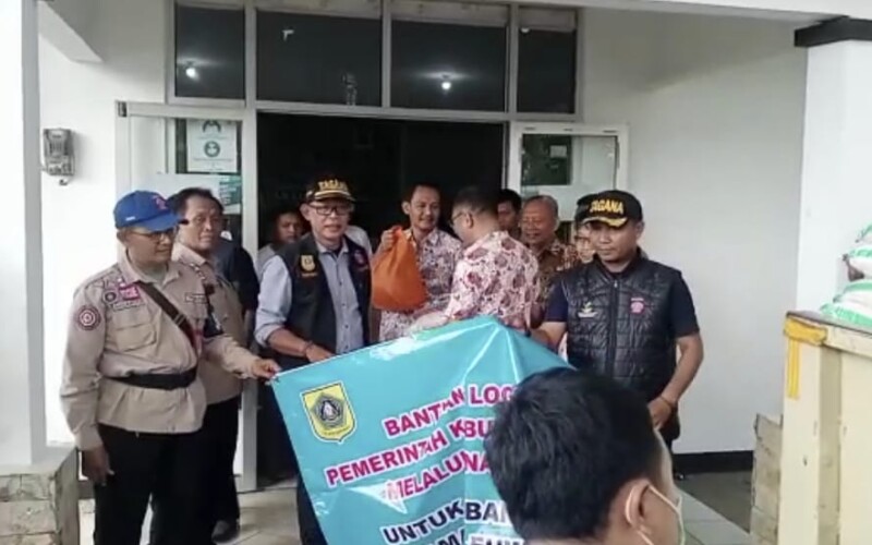 Dinsos Salurkan Paket Sembako untuk Korban Dampak Bencana Banjir di Leuwisadeng
