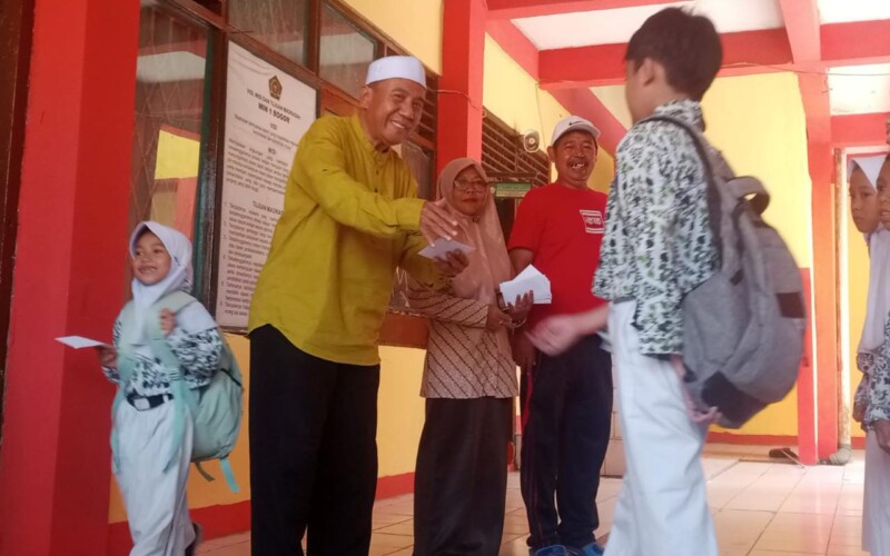MIN 1 Sadeng Berikan Bantuan Korban Terdampak Banjir
