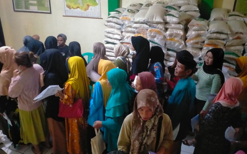 Pemdes Purasari dan PT Pos Indonesia Cabang Leuwiliang Salurkan Bantuan Pangan Beras