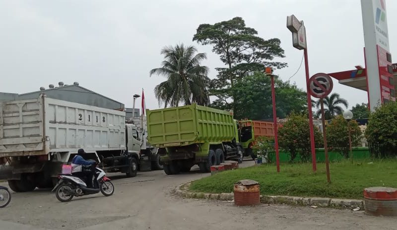 Terhimpit Antrian Truk Tambang, Sopir Angkot Keluhkan Kemacetan Lalin di Cicangkal Rumpin