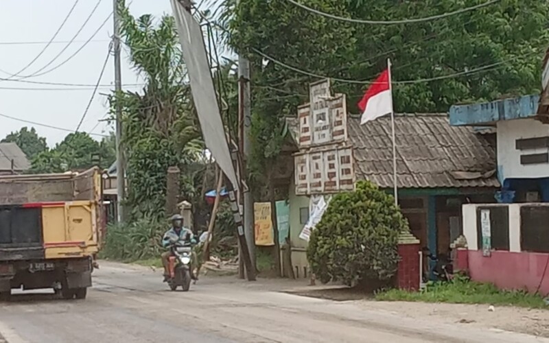 Konstruksi Papan Reklame di Gunungsindur Hampir Roboh