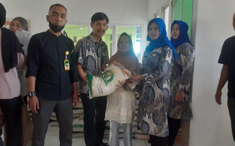 Pemdes Curugbitung Realisasikan Pembagian Beras untuk KPM PKH