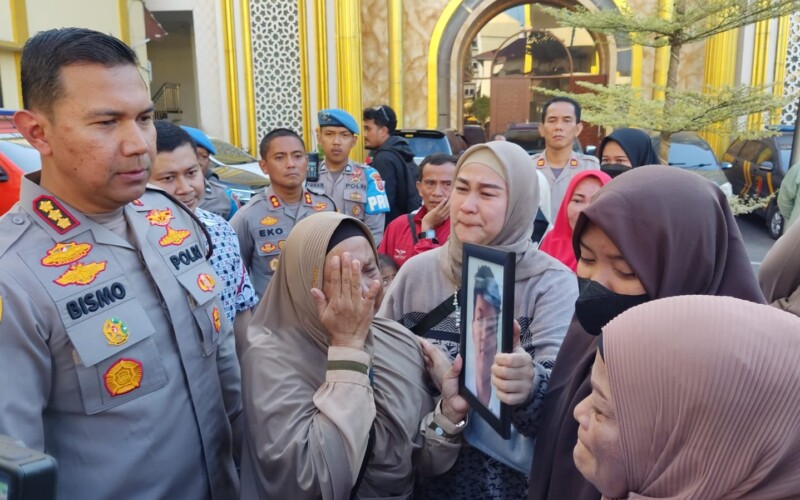 Keluarga Korban Histeris, Emosi dan Tangis Pecah Saat Pelaku Utama Pembacokan Terhadap Siswa SMK Berinisial AS di Simpang Pomad Ditampilkan