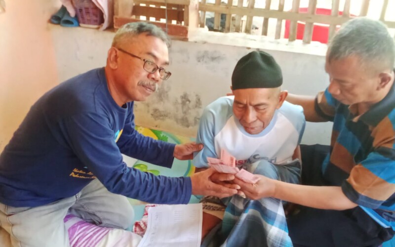 Dengan Cara Dor to Dor Pemdes Situ Udik Salurkan BLT DD