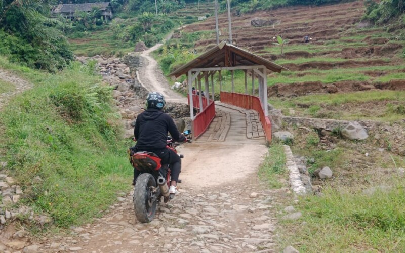 Perbaiki Jembatan Hasil Swadaya, Warga Ngaku Was-was saat Melintasnya.