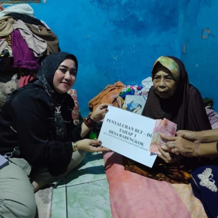 Pembagian BLT- DD Tahap 1 Kepala Desa Barengkok Sambangi Rumah KPM