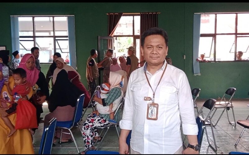 Zulfadli Kordinator Bansos Leuwiliang Bagikan Ayam dan Telur kepada Keluarga Rawan Stunting