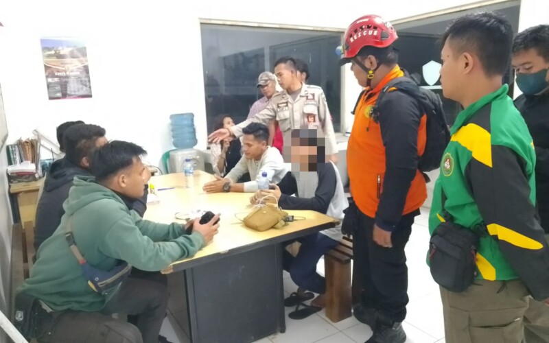 Diduga Depresi Dimarahi Orangtua, Pemuda di Jonggol Panjat Tower Sutet