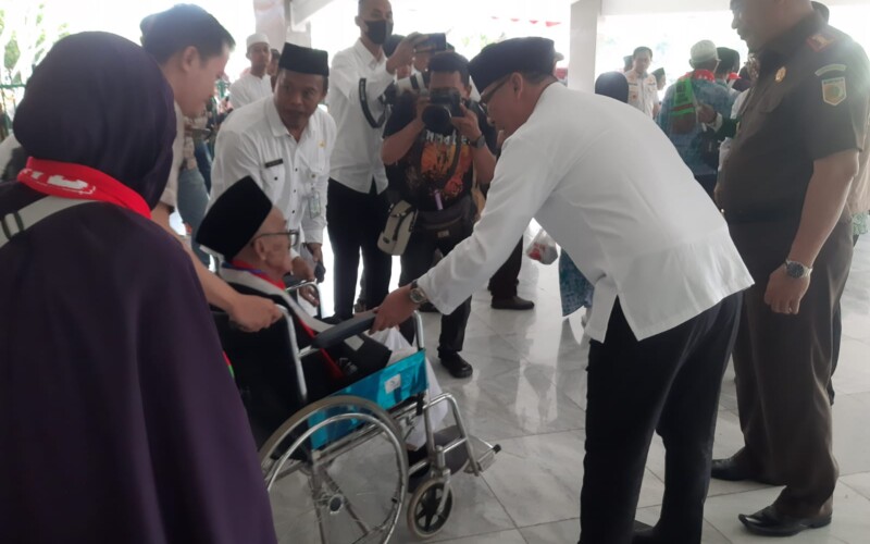 472 Jemaah Haji Diberangkatkan, Iwan : Jangan Kibarkan Bendera Parpol di Mekah